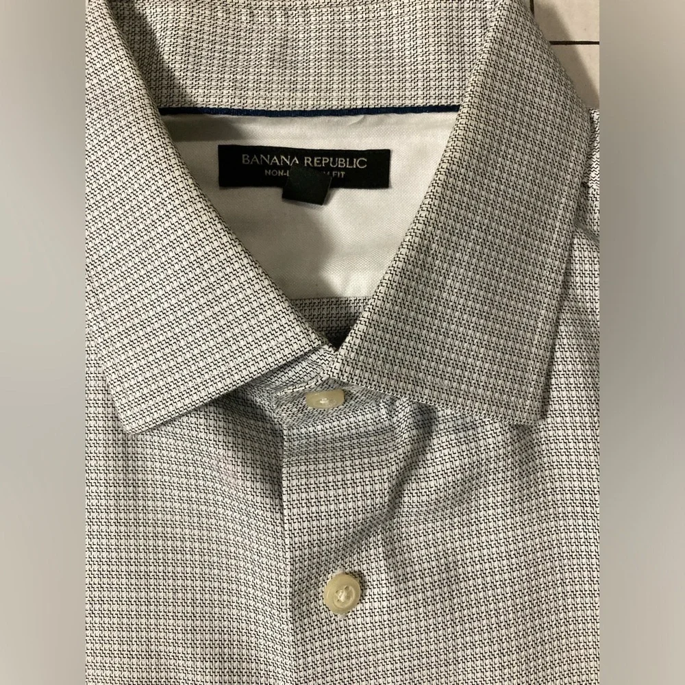 Banana Republic Men’s Large Non Iron Slim Fit Button Down‎ Shirt
